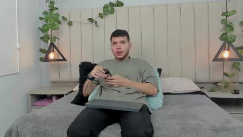 Snapshot of enzo_rivas chatting on 11.01.25 ENZO online show from 11.01.25