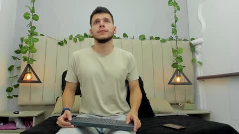 Snapshot of enzo_rivas chatting on 11.03.25 ENZO online show from 11.03.25