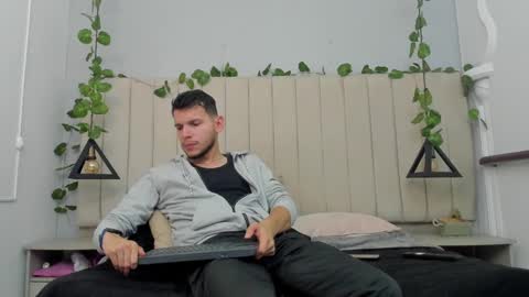 Snapshot of enzo_rivas chatting on 11.04.25 ENZO online show from 11.04.25