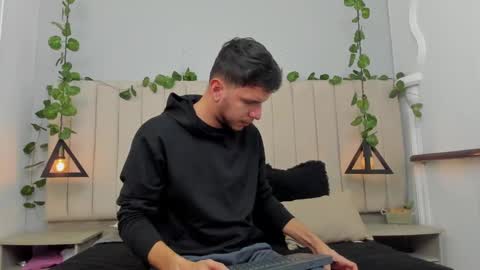 Snapshot of enzo_rivas chatting on 11.05.25 ENZO online show from 11.05.25