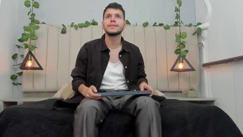 Snapshot of enzo_rivas chatting on 11.06.25 ENZO online show from 11.06.25