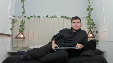 Snapshot of enzo_rivas chatting on 11.08.25 ENZO online show from 11.08.25