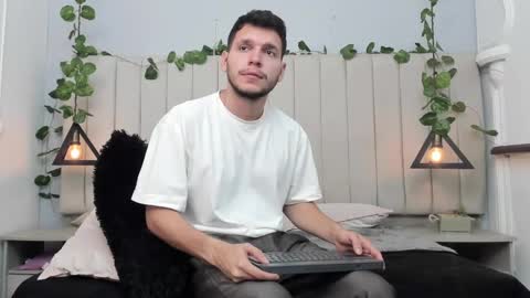 Snapshot of enzo_rivas chatting on 11.10.25 ENZO online show from 11.10.25