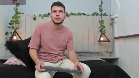 Snapshot of enzo_rivas chatting on 11.11.25 ENZO online show from 11.11.25