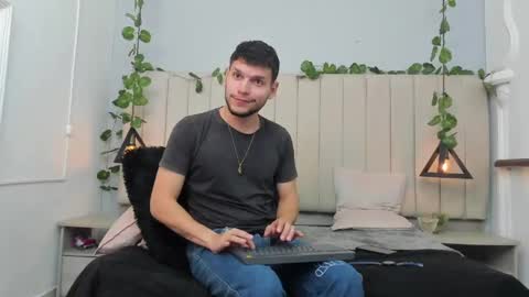 Snapshot of enzo_rivas chatting on 11.12.25 ENZO online show from 11.12.25