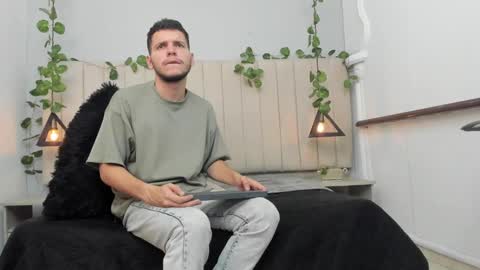 Snapshot of enzo_rivas chatting on 11.13.25 ENZO online show from 11.13.25