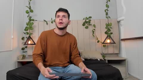 Snapshot of enzo_rivas chatting on 11.25.25 ENZO online show from 11.25.25