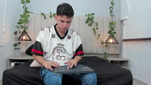 Snapshot of enzo_rivas chatting on 11.26.25 ENZO online show from 11.26.25