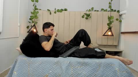 Snapshot of enzo_rivas chatting on 12.02.25 ENZO online show from 12.02.25