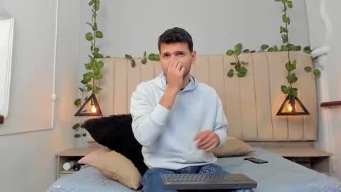 Snapshot of enzo_rivas chatting on 12.05.25 ENZO online show from 12.05.25