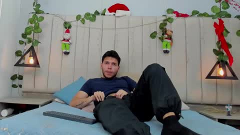 Snapshot of enzo_rivas chatting on 12.15.25 ENZO online show from 12.15.25