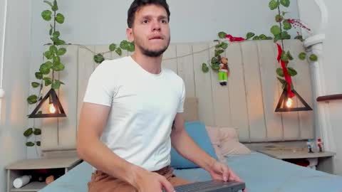 Snapshot of enzo_rivas chatting on 12.17.25 ENZO online show from 12.17.25