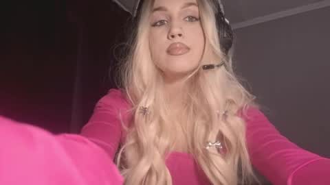 Snapshot of erinnnaji chatting on 05.01.26 Katrin online show from 05.01.26