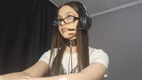 Snapshot of erinnnaji chatting on 05.06.26 Katrin online show from 05.06.26
