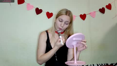 Snapshot of erlinefisk chatting on 11.23.25 Amelie online show from 11.23.25