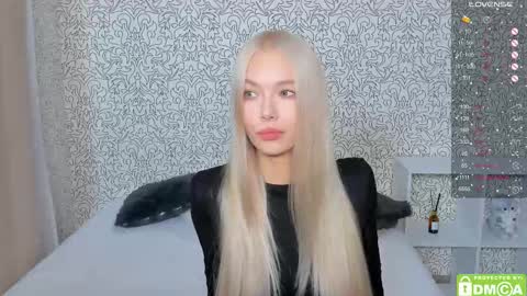 Snapshot of eshcka chatting on 11.04.25 Megan and Brad online show from 11.04.25