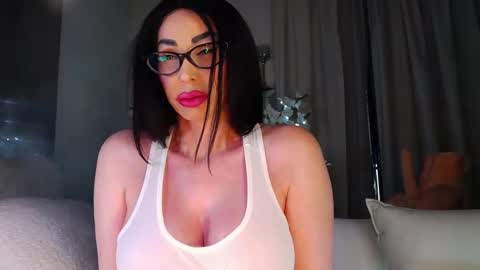 Snapshot of eskeira_ chatting on 09.24.25 Esther online show from 09.24.25