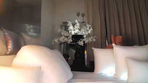Snapshot of eskeira_ chatting on 10.10.25 Esther online show from 10.10.25