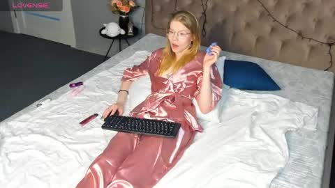 Esme Runn online show from 01.06.25