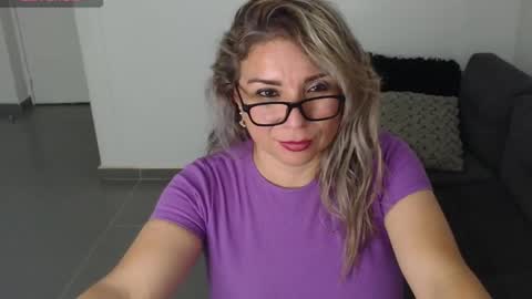 Snapshot of esperanza86_ chatting on 02.11.25 Juliana online show from 02.11.25