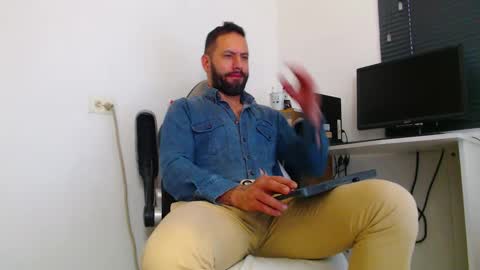 Snapshot of esteban7984068 chatting on 03.10.26 esteban online show from 03.10.26
