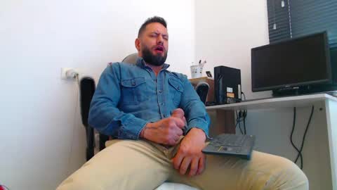 Snapshot of esteban7984068 chatting on 03.19.26 esteban online show from 03.19.26