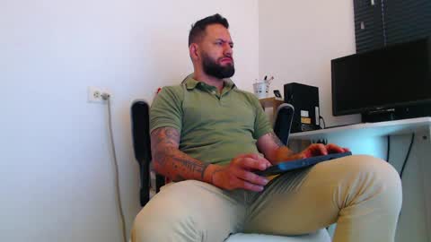 Snapshot of esteban7984068 chatting on 03.30.26 esteban online show from 03.30.26