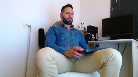 Snapshot of esteban7984068 chatting on 04.03.26 esteban online show from 04.03.26