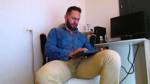 Snapshot of esteban7984068 chatting on 04.08.26 esteban online show from 04.08.26