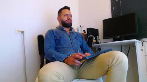 Snapshot of esteban7984068 chatting on 04.13.26 esteban online show from 04.13.26