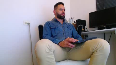 Snapshot of esteban7984068 chatting on 04.19.26 esteban online show from 04.19.26