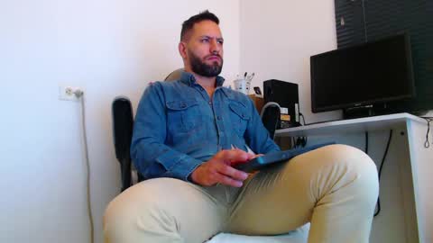Snapshot of esteban7984068 chatting on 04.20.26 esteban online show from 04.20.26
