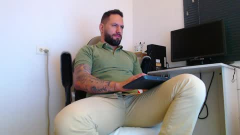 Snapshot of esteban7984068 chatting on 04.30.26 esteban online show from 04.30.26