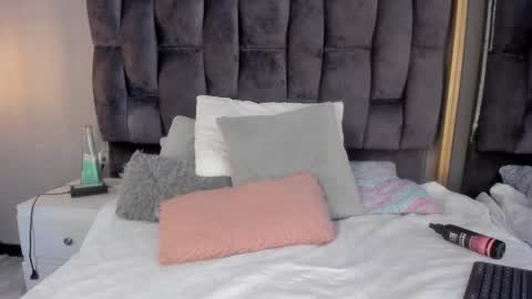 estefania__gomez online show from 02.17.25