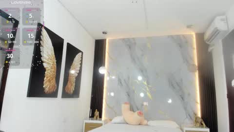 Snapshot of estephany_doll chatting on 10.20.25 Estephany online show from 10.20.25