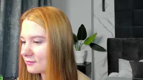 Snapshot of ester_rabin chatting on 09.28.25 Ester online show from 09.28.25