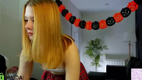 Snapshot of ester_rabin chatting on 10.30.25 Ester online show from 10.30.25