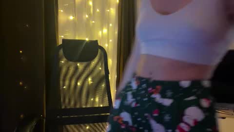 Snapshot of ester_vixen chatting on 12.15.25 Ester online show from 12.15.25