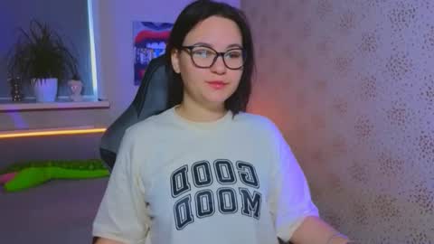 EsterPlayful online show from 11.04.25