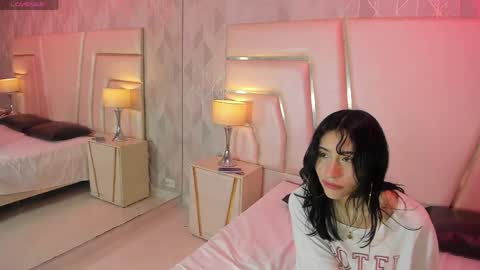 Snapshot of esthervalliere chatting on 04.06.26 online show from 04.06.26