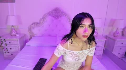 Snapshot of esthervalliere chatting on 04.07.26 online show from 04.07.26