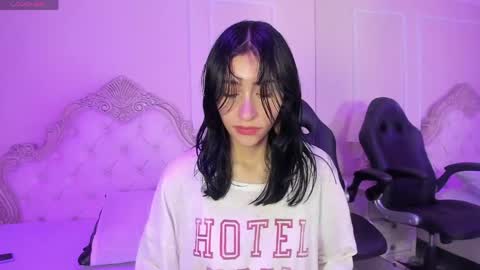 Snapshot of esthervalliere chatting on 04.08.26 online show from 04.08.26