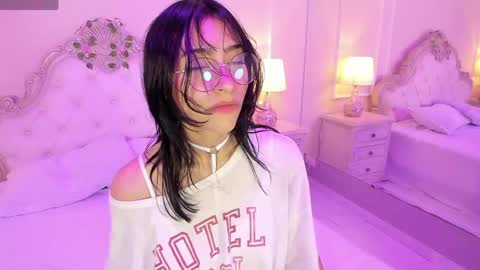 Snapshot of esthervalliere chatting on 04.11.26 online show from 04.11.26