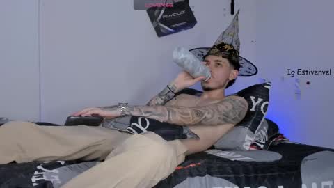 Snapshot of estivenvel chatting on 10.29.25 estivenvel online show from 10.29.25