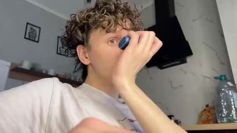 Snapshot of estremecerse chatting on 02.28.26 Alex online show from 02.28.26