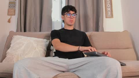 etham_wolf1 online show from 04.04.26