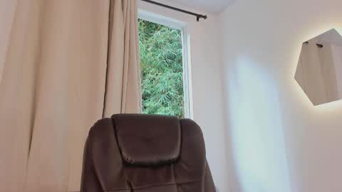 etham_wolf1 online show from 04.15.26