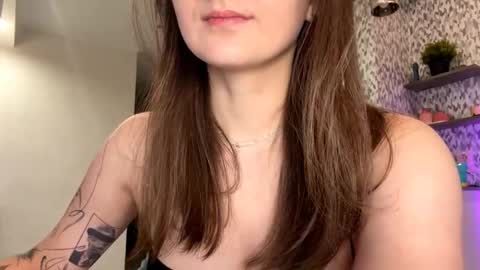 Snapshot of eva_elfis chatting on 10.20.25 Eva  online show from 10.20.25