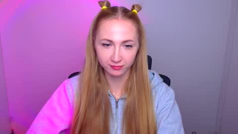 Snapshot of eva_oliviaa chatting on 10.03.25 Eva online show from 10.03.25