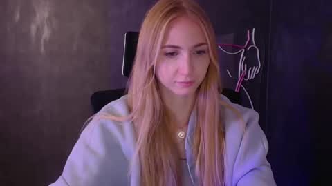 Snapshot of eva_oliviaa chatting on 10.06.25 Eva online show from 10.06.25